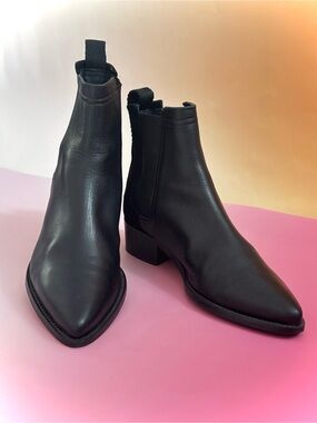 Made in Italy 🇮🇹- Pointed Toe Chelsea Booties - Women's Leather Ankle Boots-